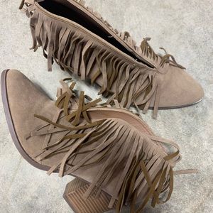 🌿Tan fringe bootie❕